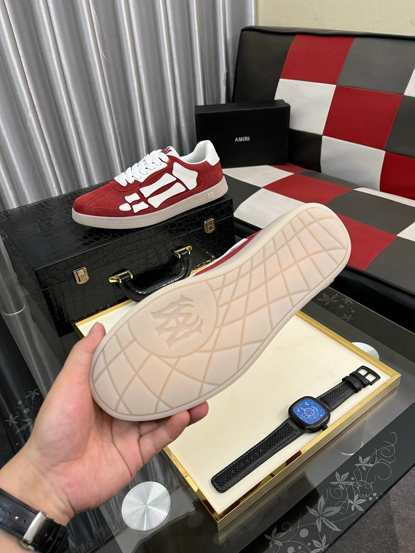 Men's shoes 💰420⌚️⌚️《AMIR*》New men's low-top casual sports sneakers bone shoes, another pair of irresistible bone shoes. Bone shoes are one of AMIRI's most popular items. They use first-layer cowhide uppers. The side bones are made of two cowhide laminations. They have a three-dimensional feel. The leather incisions are all oil-edged. Contrasting color design. Simple style. Fashionable sports. Customized metal LOGO nameplate to embellish shoelaces. Exclusive control of top version. Supports comparison. Breathable mesh lining Original rubber outsole A must-have item for daily leisure Suitable for various occasions Check it out if you are looking for high quality Super cool uppers Size: 38-445️⃣ Colors available